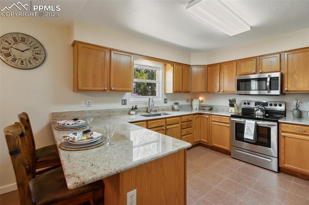 Image 23 of 47: Kitchen