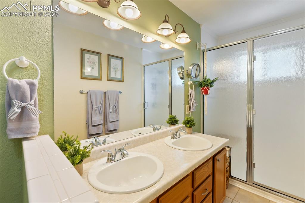 Image 35 of 47: Bathroom