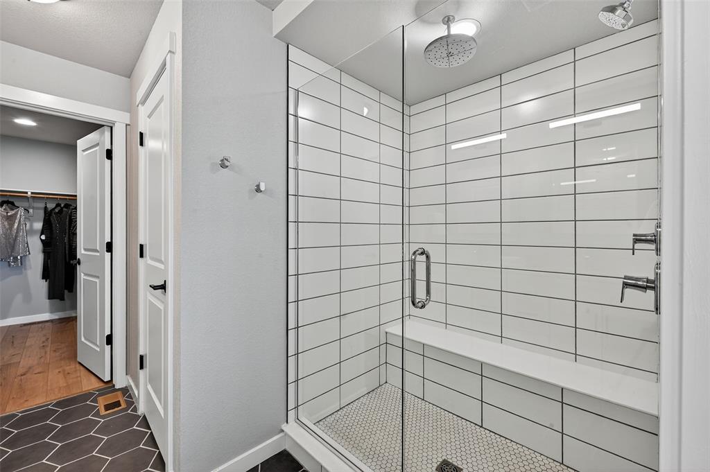 Image 17 of 32: Large master shower with upgraded finishes