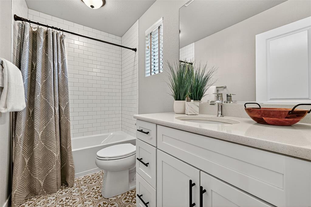 Image 21 of 32: Beautiful bathroom with upgraded finishes