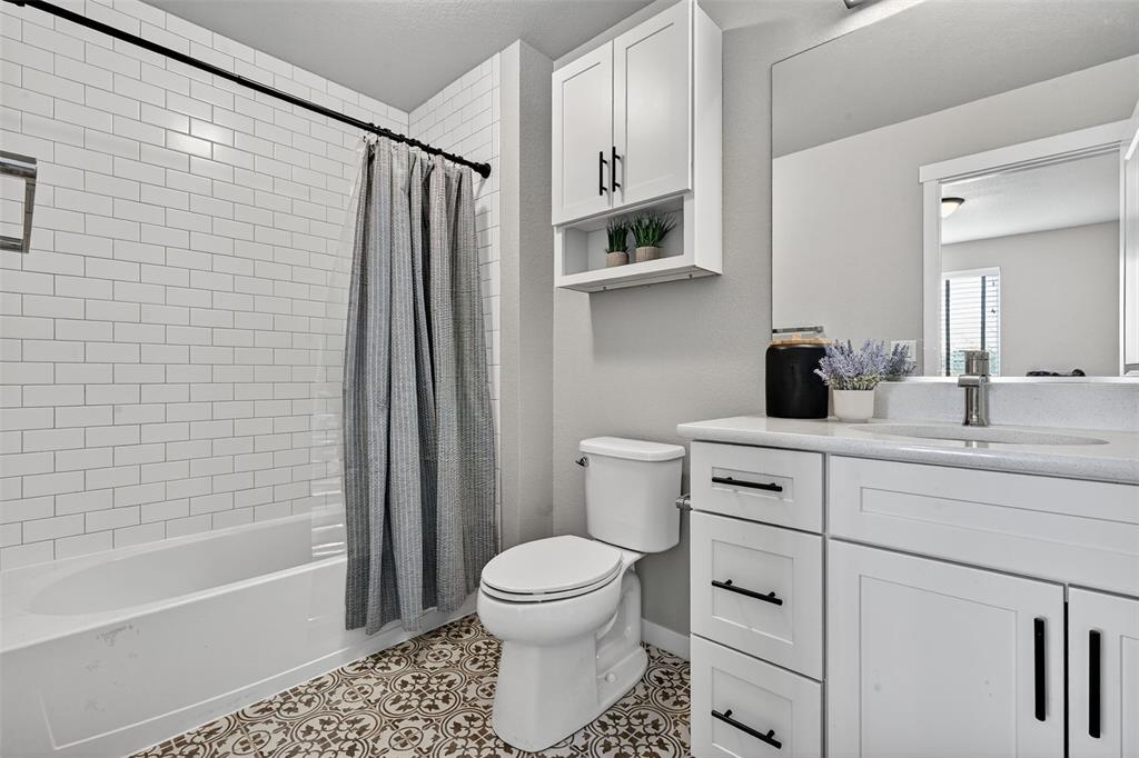 Image 24 of 32: Stunning bathroom with quartz counters