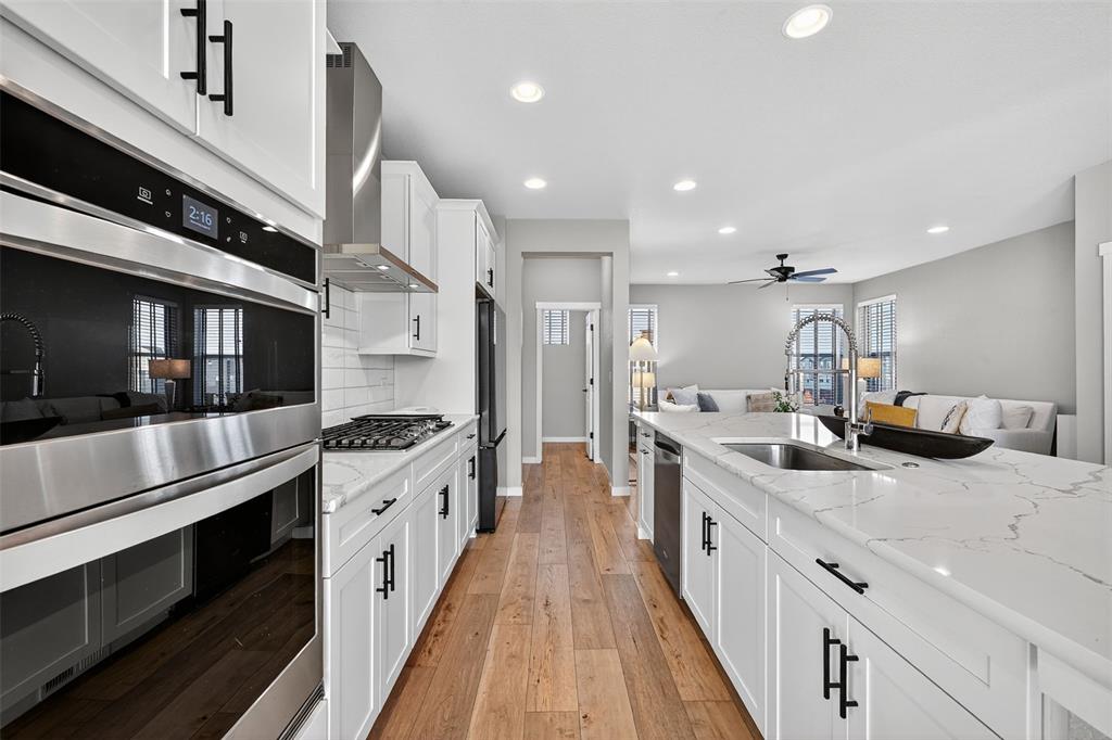 Image 6 of 32: Stunning gourmet kitchen!