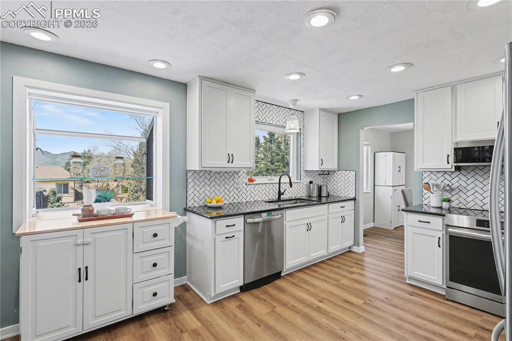 Image 14 of 49: Kitchen