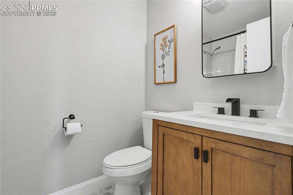 Image 33 of 49: Bathroom