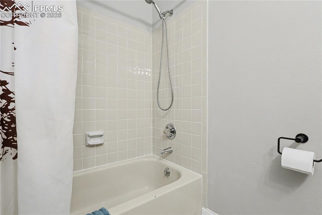 Image 34 of 49: Bathroom