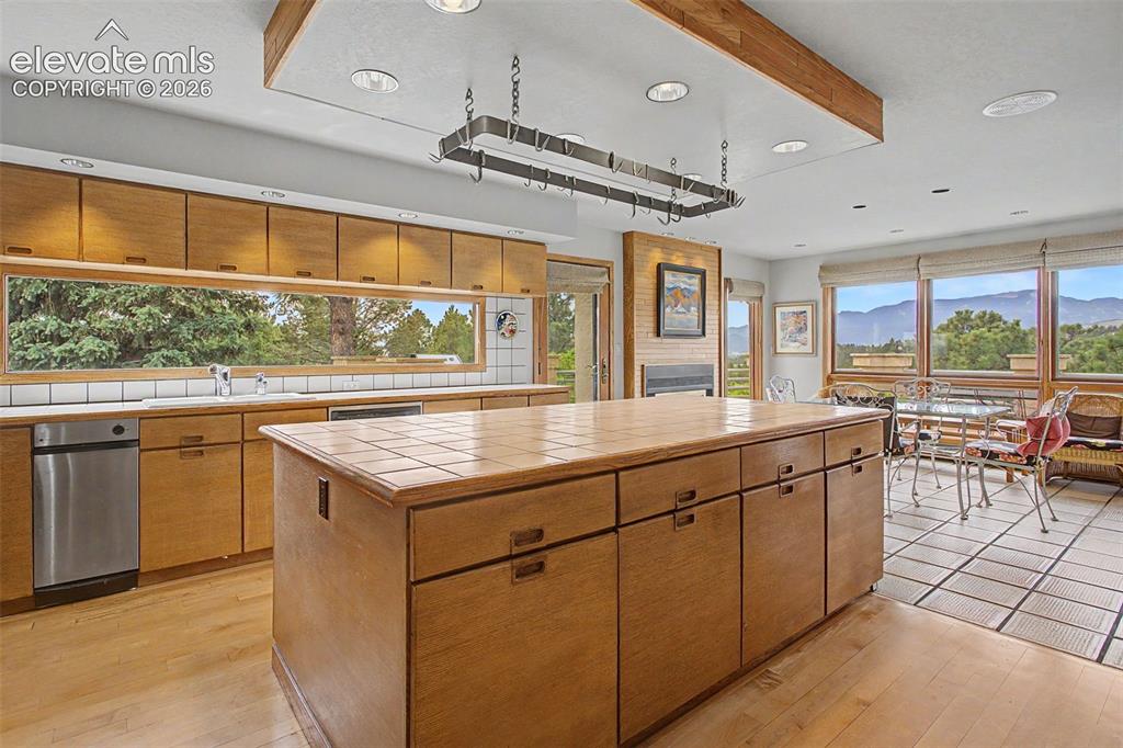Image 15 of 31: Kitchen