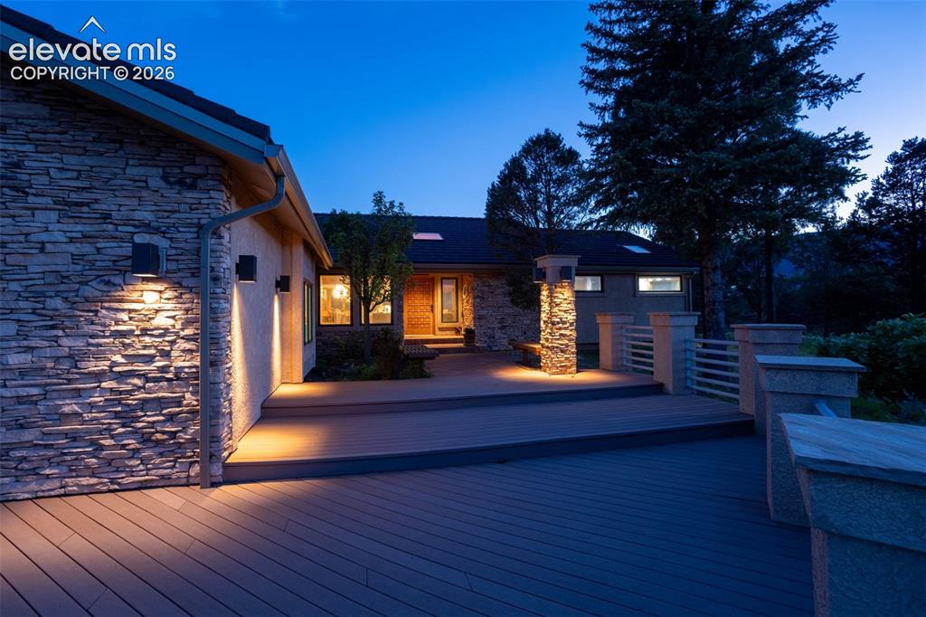 Image 7 of 31: Deck