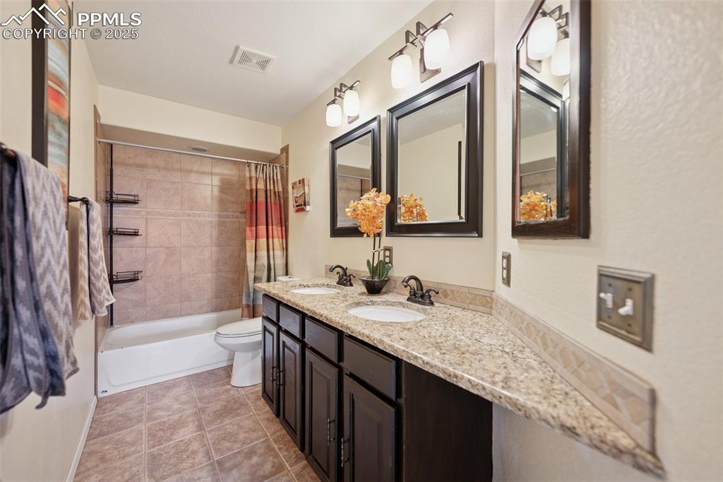Image 16 of 29: Bathroom