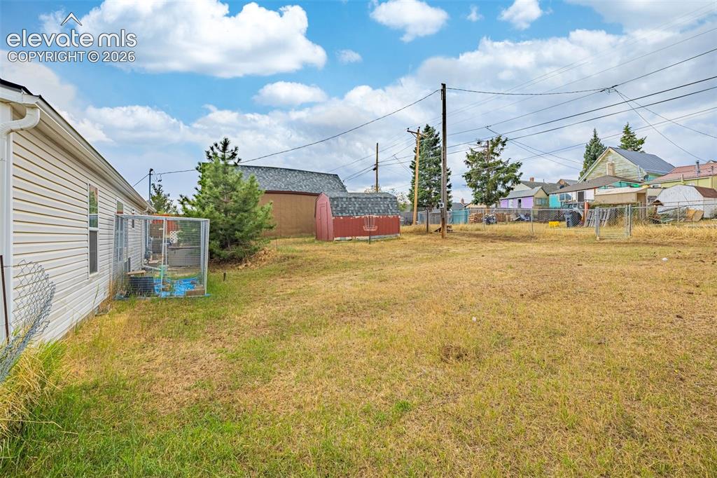 Image 25 of 38: Yard