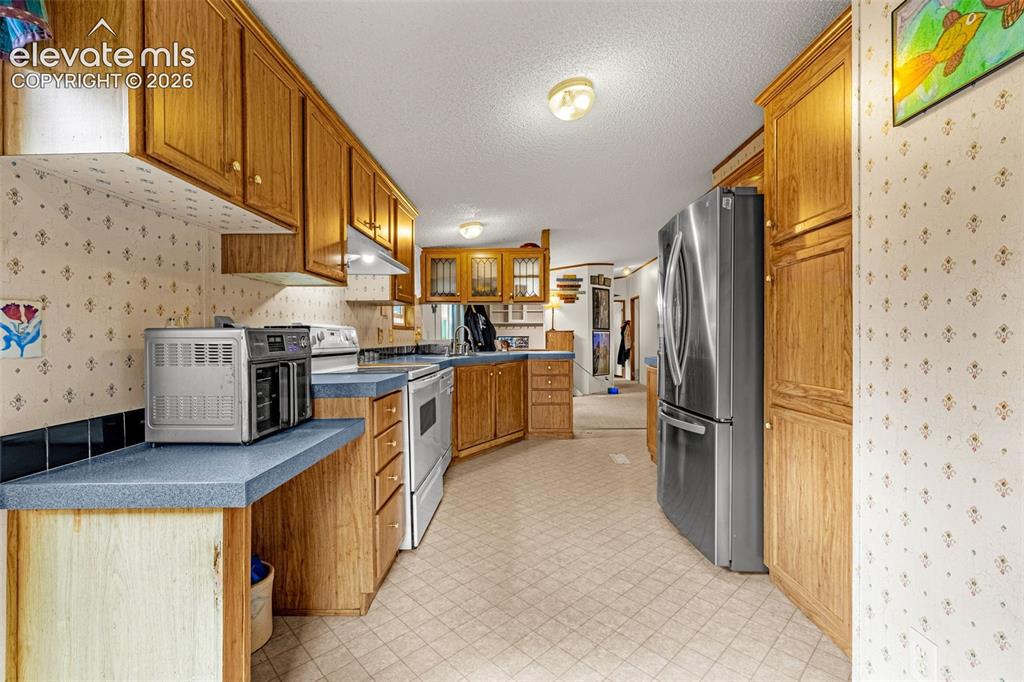 Image 6 of 38: Kitchen