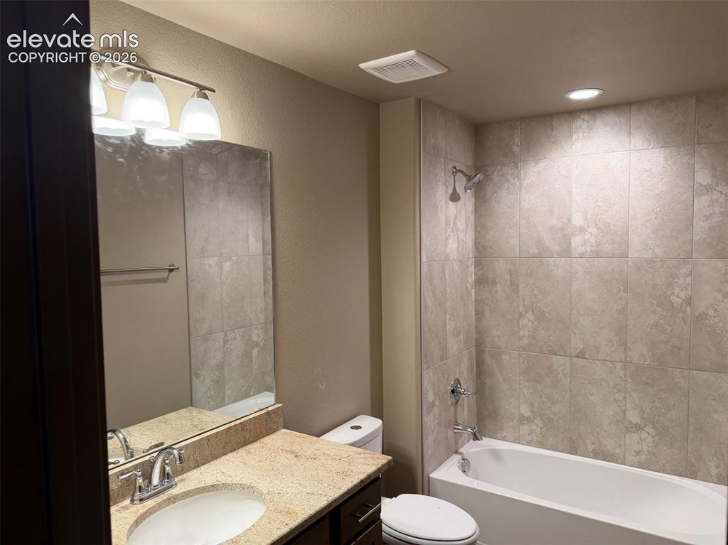 Image 17 of 20: Bathroom