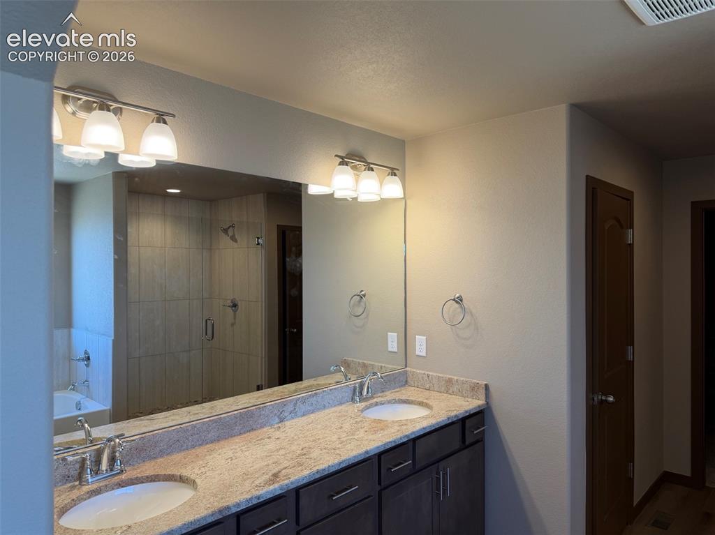 Image 18 of 20: Bathroom
