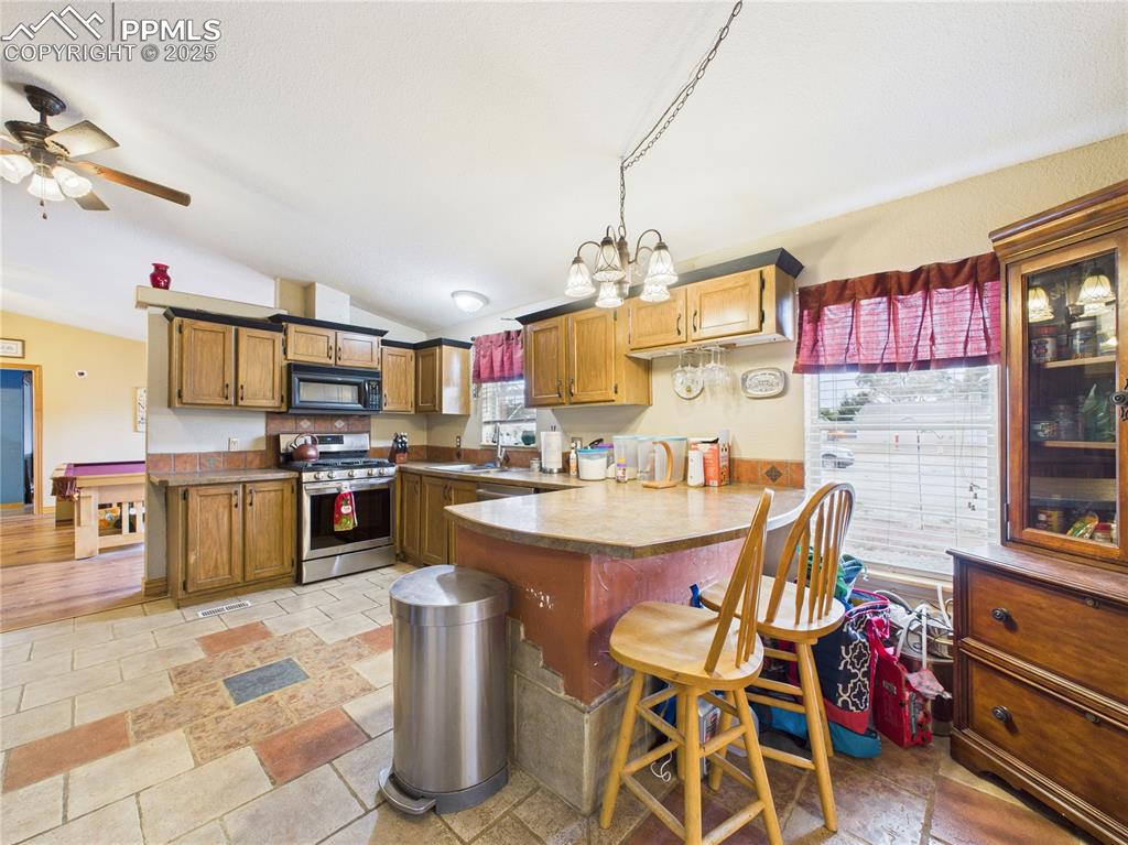 Image 16 of 36: Kitchen