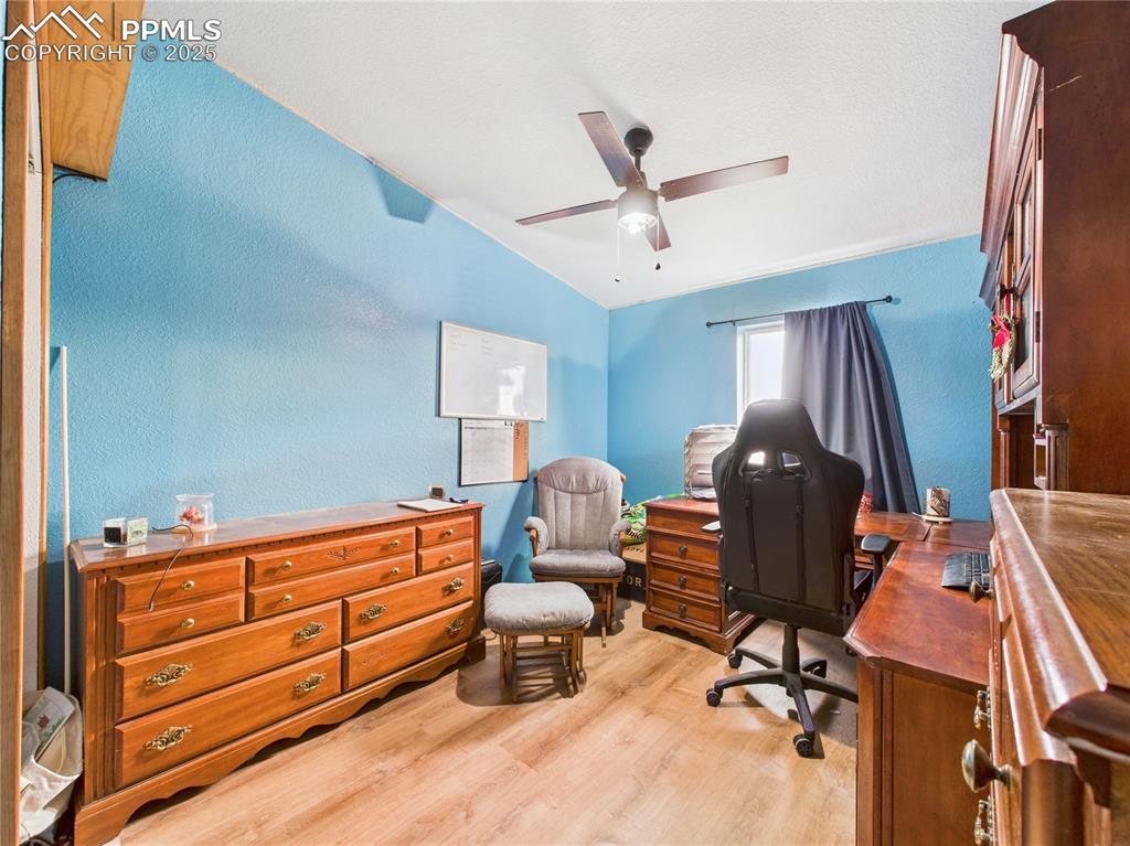 Image 27 of 36: Office