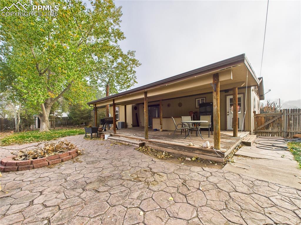 Image 36 of 36: Back of Structure