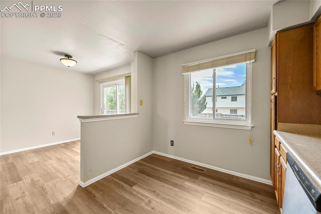 Image 11 of 33: Dining Area