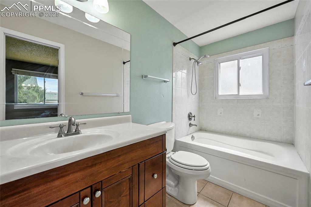 Image 15 of 33: Bathroom