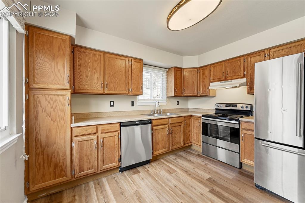 Image 8 of 33: Kitchen