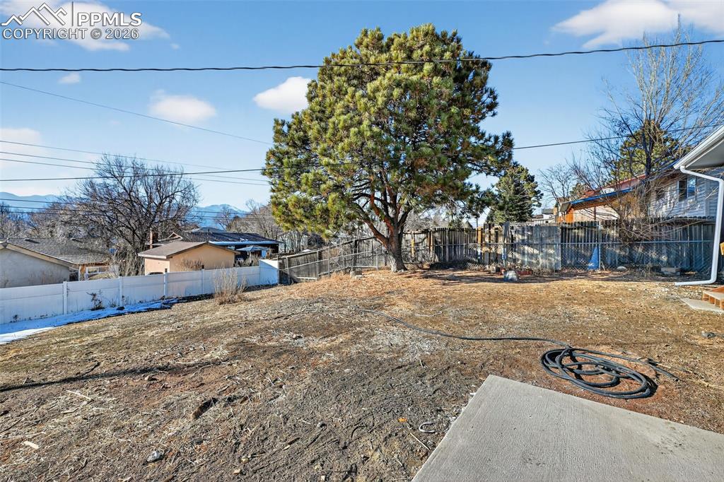 Image 34 of 37: Yard