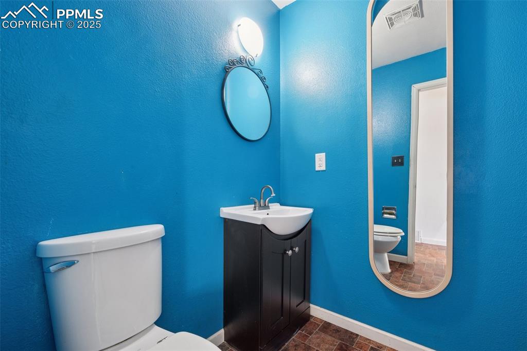 Image 10 of 41: Half Bath on Main level