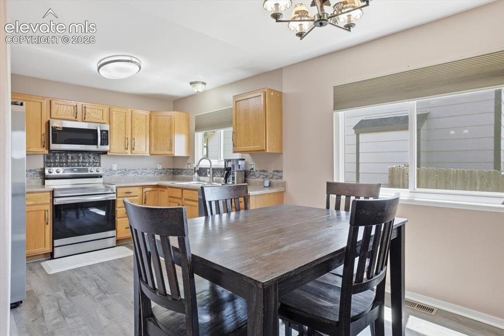 Image 10 of 31: Dining Area