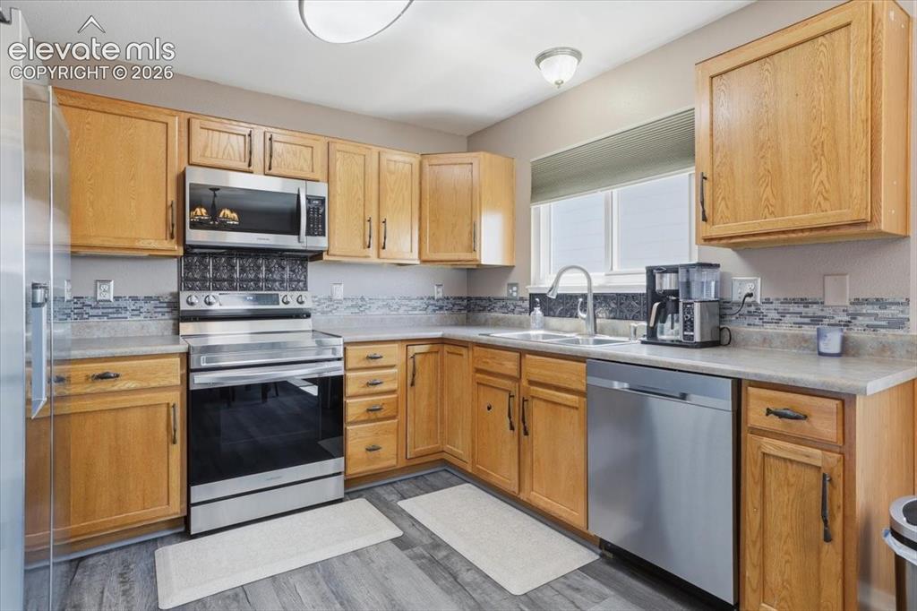 Image 12 of 31: Kitchen