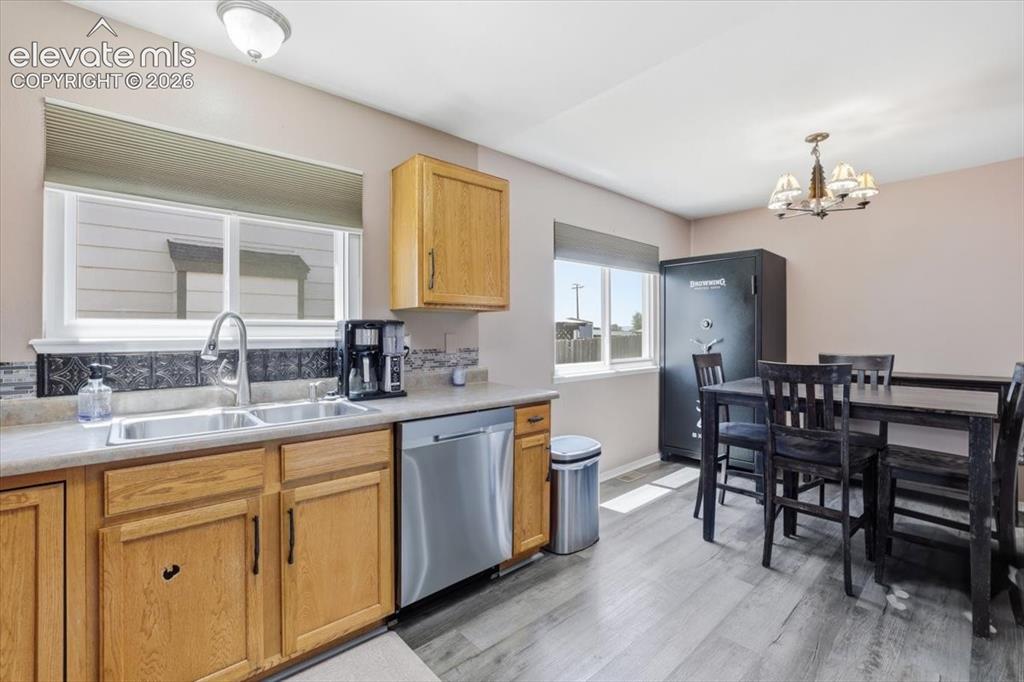Image 13 of 31: Kitchen
