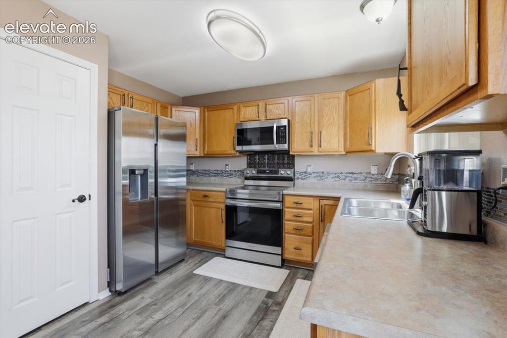 Image 15 of 31: Kitchen