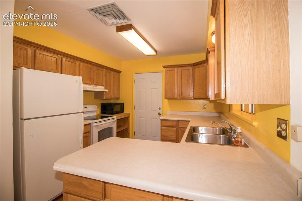 Image 10 of 33: Kitchen