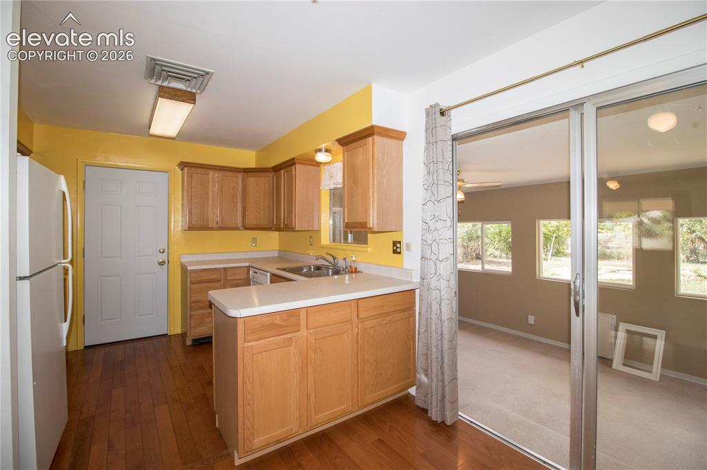 Image 11 of 33: Kitchen