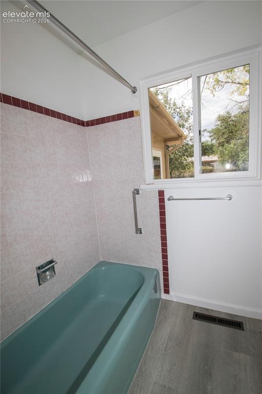 Image 24 of 33: Bathroom