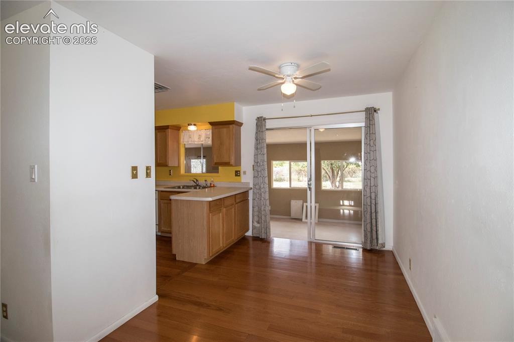 Image 9 of 33: Kitchen