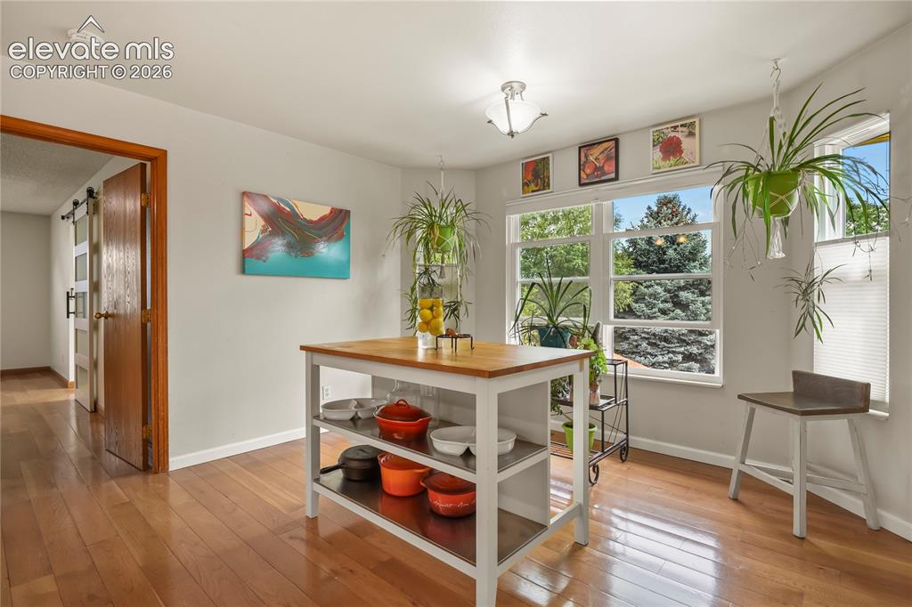 Image 11 of 50: Breakfast area off kitchen