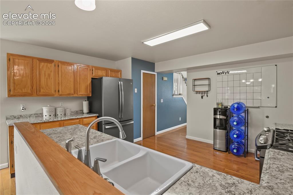 Image 13 of 50: Kitchen