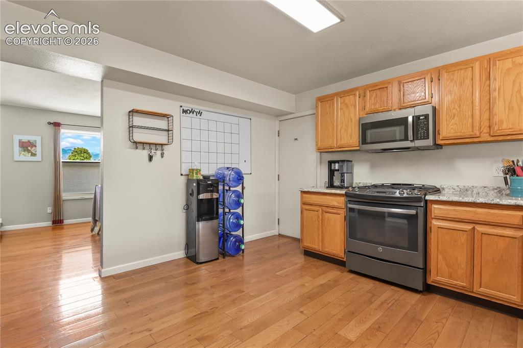 Image 14 of 50: Kitchen