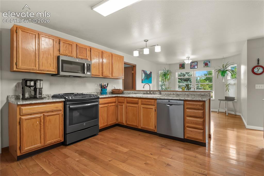 Image 15 of 50: Kitchen
