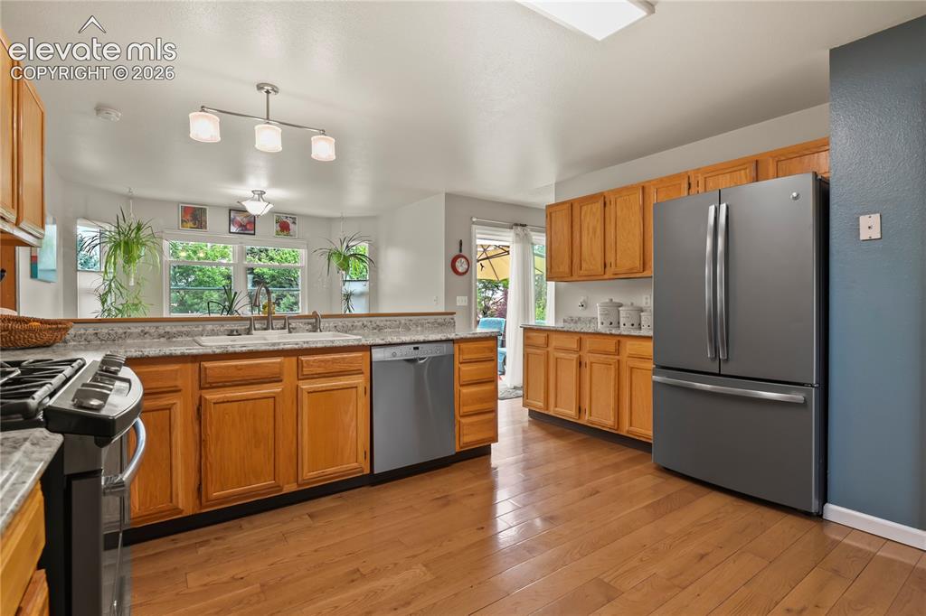 Image 16 of 50: Kitchen