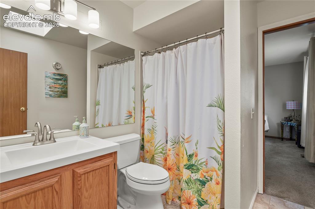 Image 26 of 50: Upper level Jack-and-Jill bath access