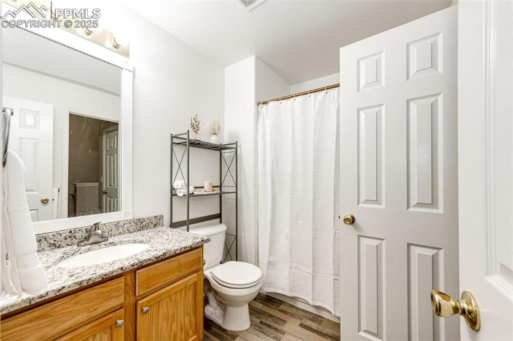 Image 18 of 34: adjoining full bath
