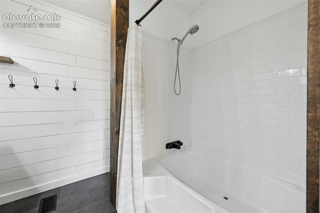 Image 23 of 44: Large Soaking Tub