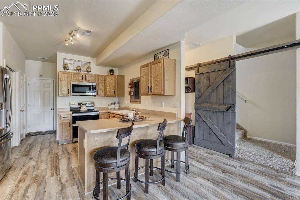 Image 10 of 41: Kitchen