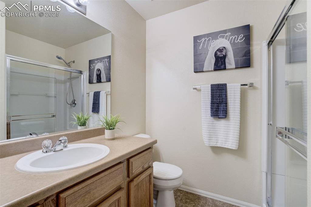 Image 23 of 41: 2nd level guest bath