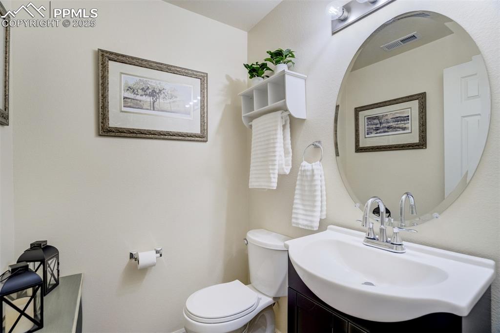 Image 28 of 41: half bath near entrance.