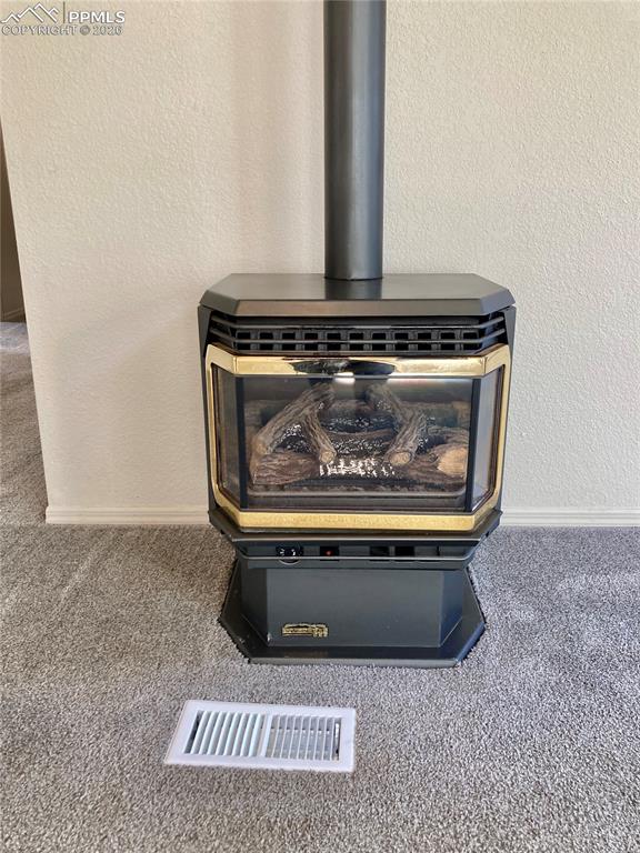 Image 4 of 18: Tiled entry grants access to the bright spacious living room.