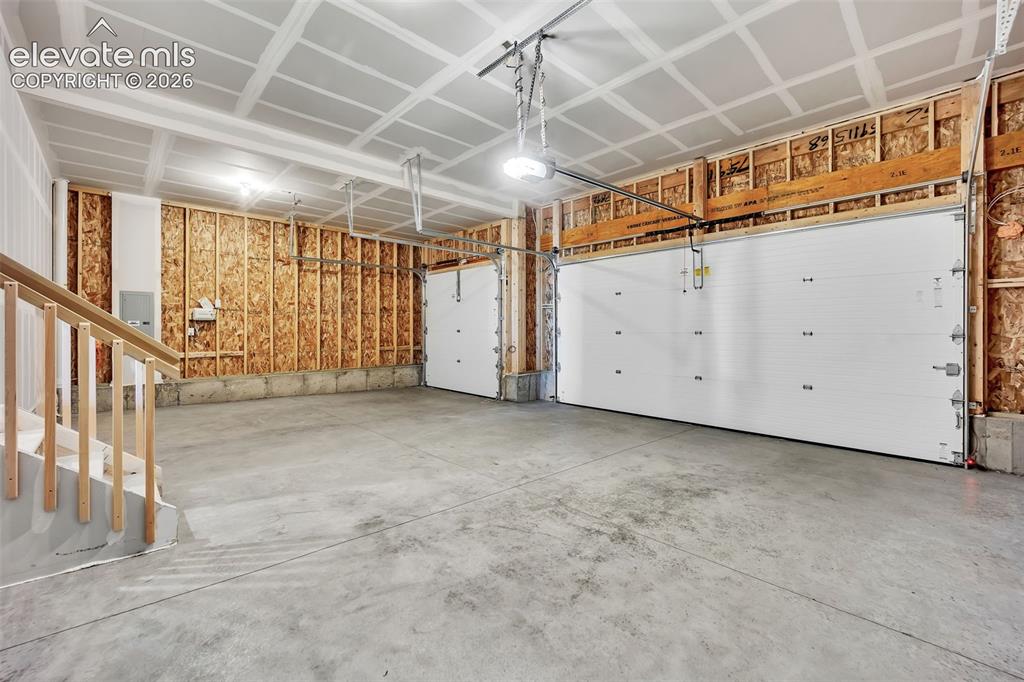 Image 16 of 23: 3 Car Garage