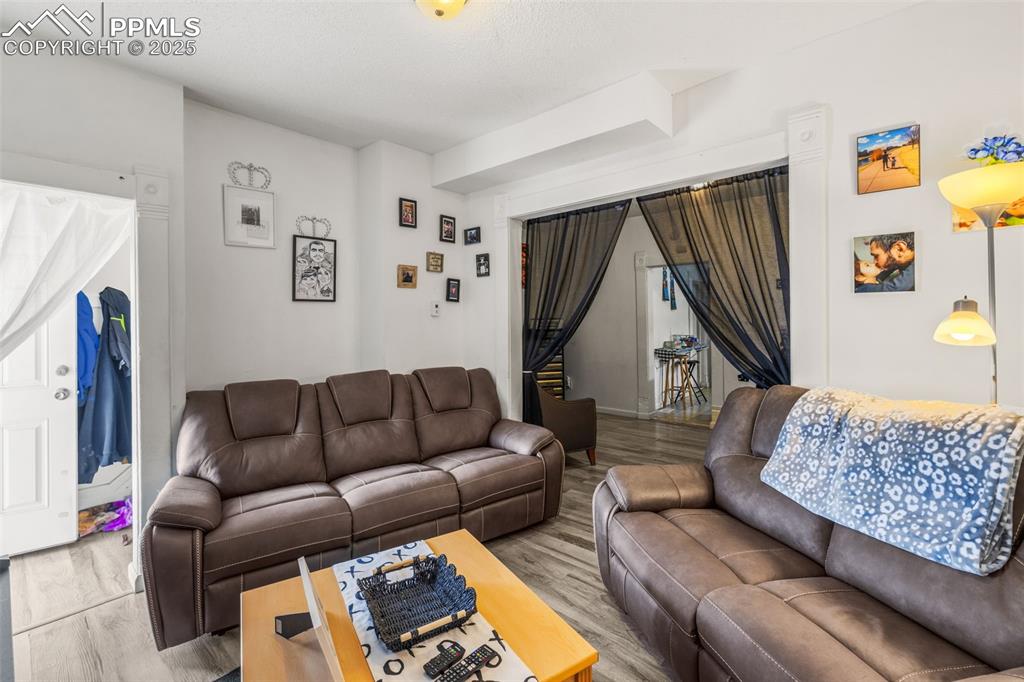 Image 18 of 50: Living Room
