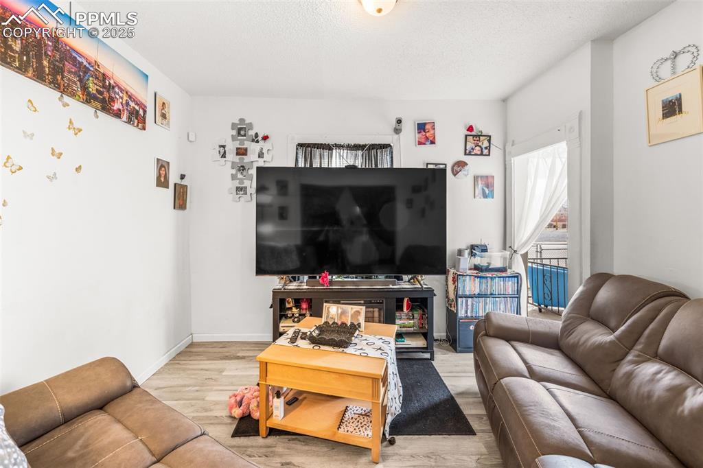 Image 19 of 50: Living Room