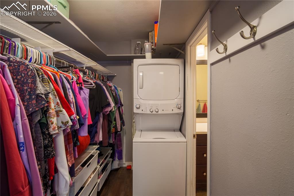 Image 10 of 13: Laundry