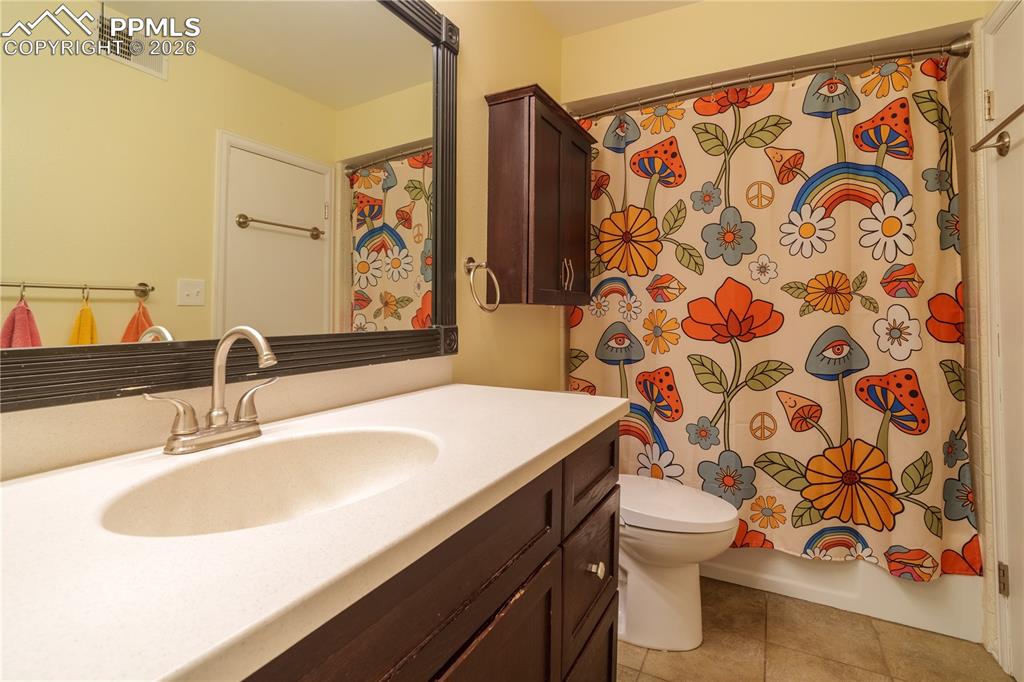 Image 11 of 13: Bathroom