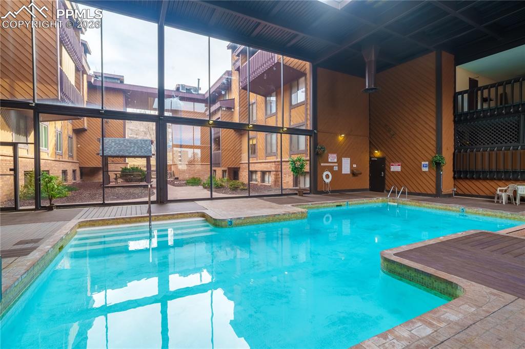 Image 12 of 13: Pool